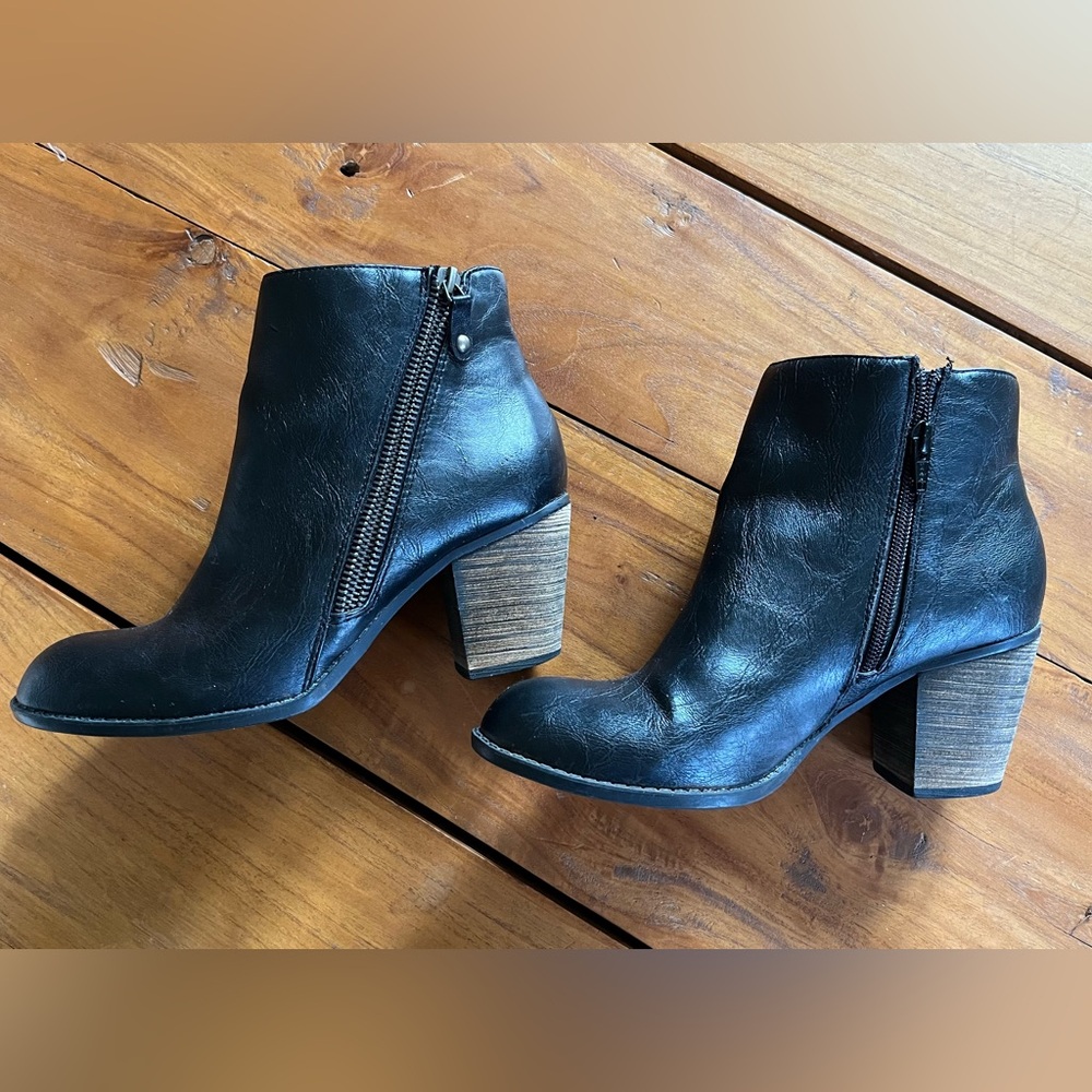 Diba boots size 8, black, 2.5” heel